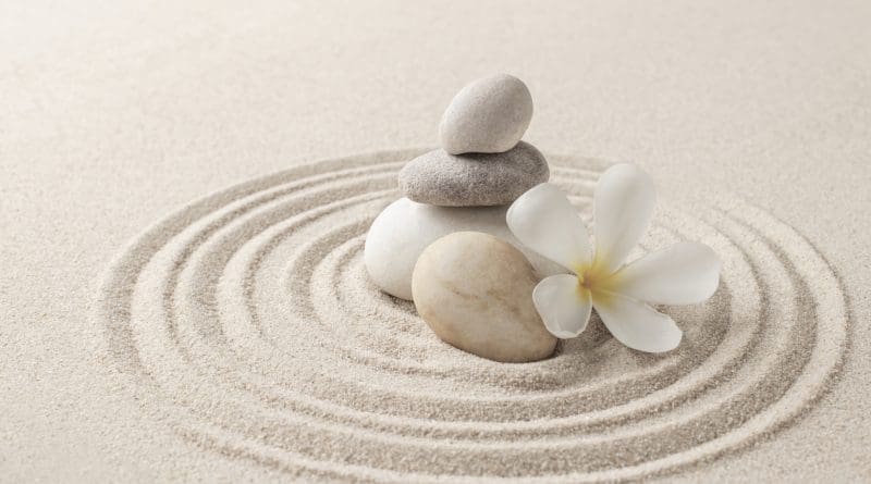 Art, sable, pierres zen empilées, concept d'équilibre