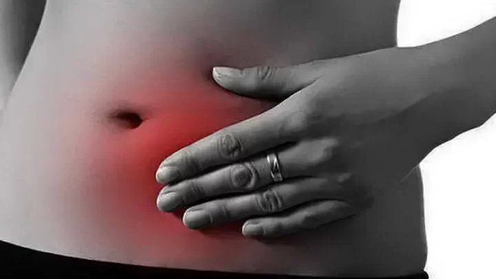 Douleur bas ventre gauche chez la femme : causes possibles et traitements